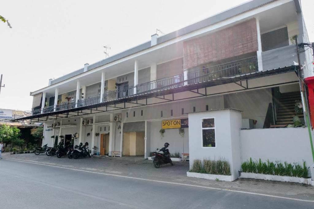 Sawojajar Inn Malang Exterior photo
